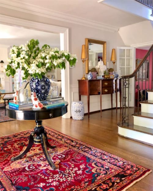 Estrada salón decorada al estilo colonial británico con tonos vivos 