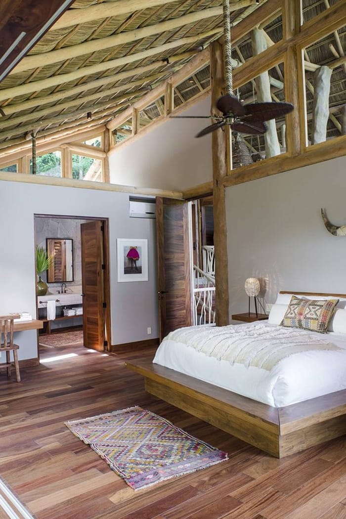 Dormitorio con cama de matrimonio estilo bohemio en Tree House, alojamiento de Airbnb en México