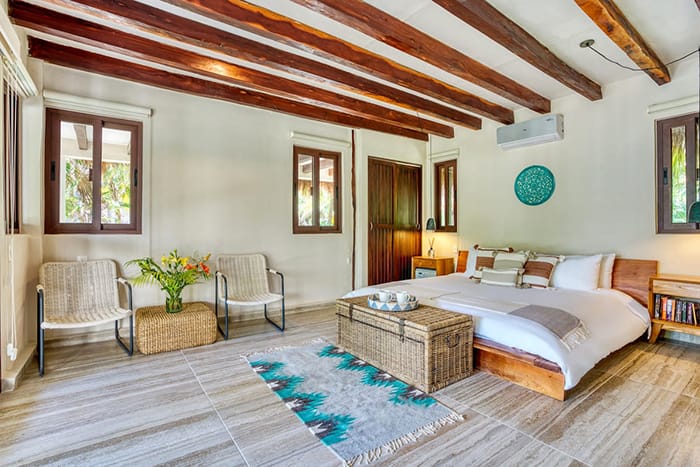 Dormitorio con diseño bohemio y mediterráneo en Casa Corazón Airbnb en México