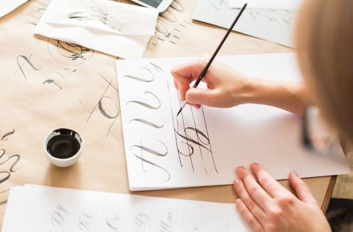 Escritura diseño caligrafía con tinta en papeles