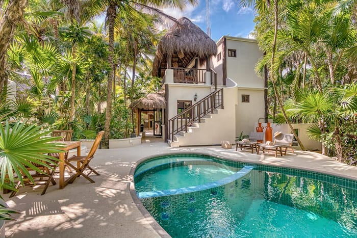 Exterior patio con piscina en Casa Corazón Airbnb en México