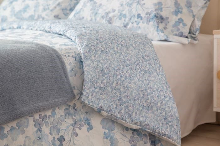 Ropa de cama en tonos azules cálidos y suaves de Leroy Merlín