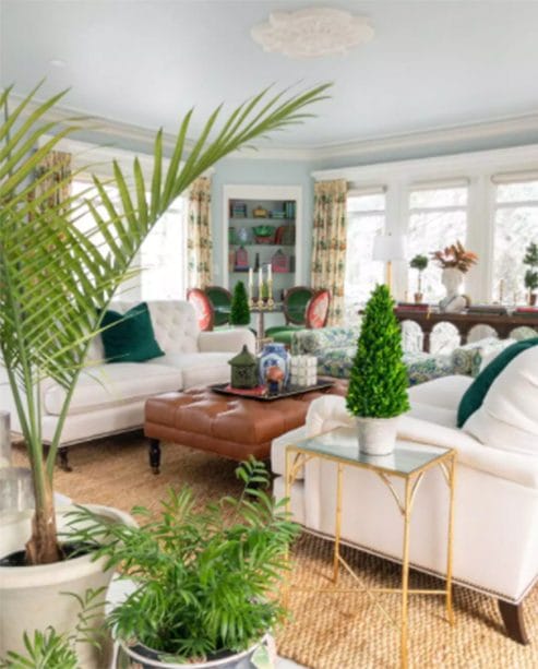 Decoración británica colonial en salón grande y luminoso con varias plantas