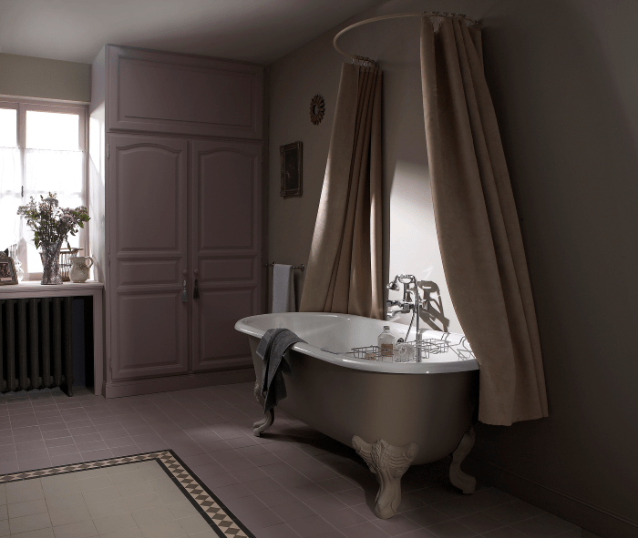 Bano-con-bañera-estilo-The-Crown