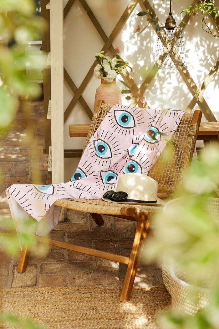 Toalla colorida en tumbona exterior de Westwing