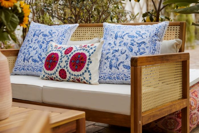 Cojines coloridos en sofá de exterior de Westwing