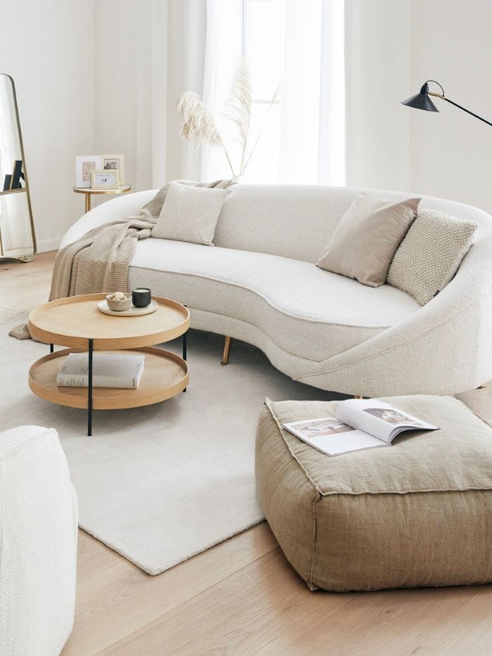 Salón con sofa y alfombra blancos de Westwing