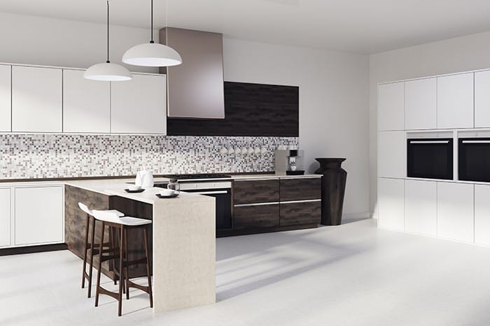 cocina blanca elegante con azulejos en una parte de la pared