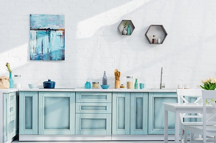 cocina con muebles azules