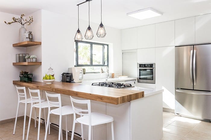 cocina grande iluminada por luz natural con colores neutros