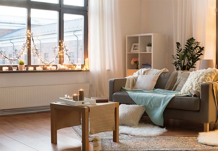 sala de estar con velas aromáticas decorativas