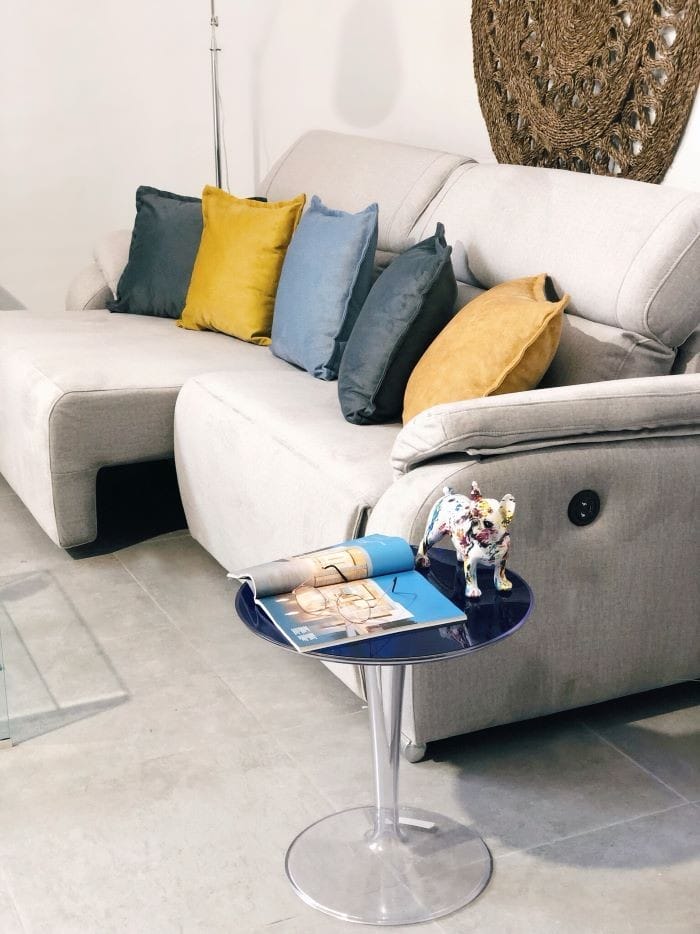 Sofá con cojines de colores vivos