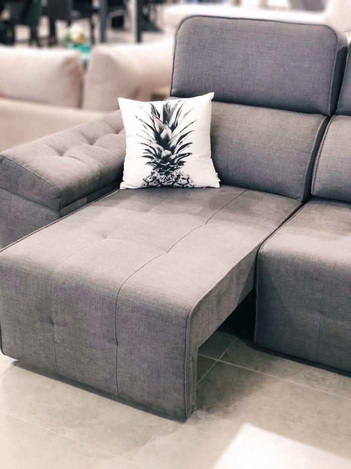 Sofá estilo minimal con cojín