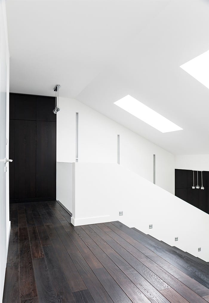 suelo laminado oscuro pasillo