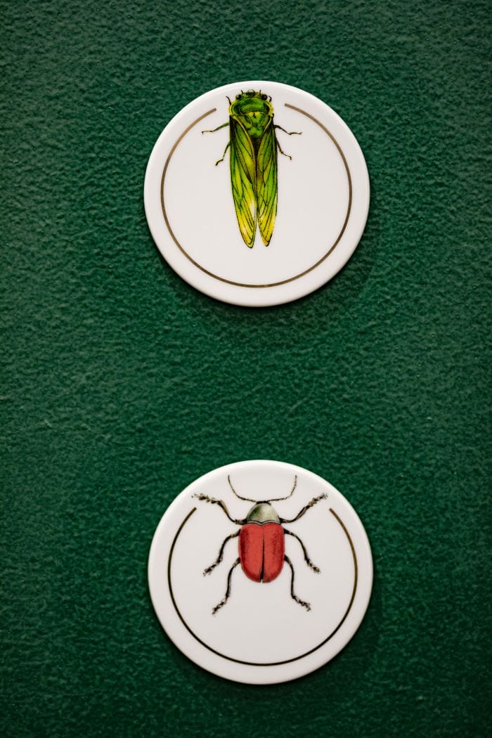 Platos con decoración de insectos de Vista Alegre para Casa Decor 2021