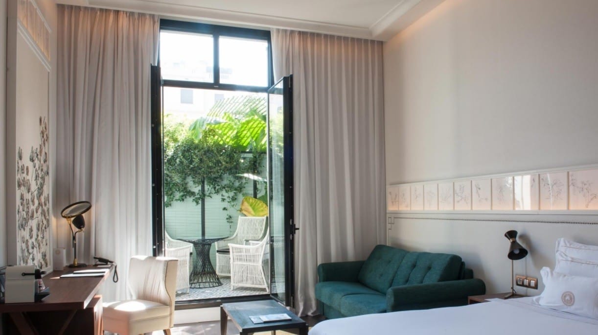 terraza habitacion hotel cinco estrellas cotton house barcelona lujoso