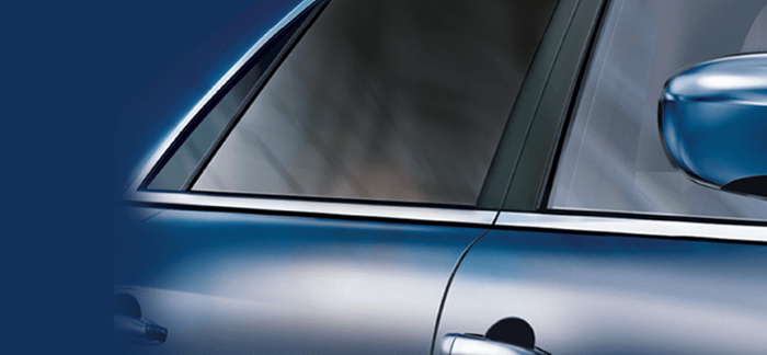 Detalle de un coche con lunas laminadas