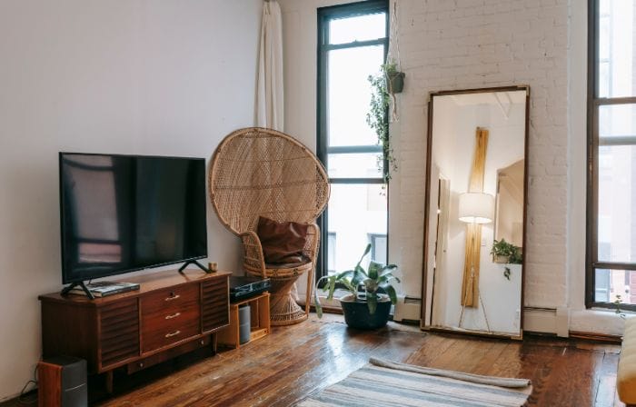 Mueble de TV estilo vintage con tele apoyada