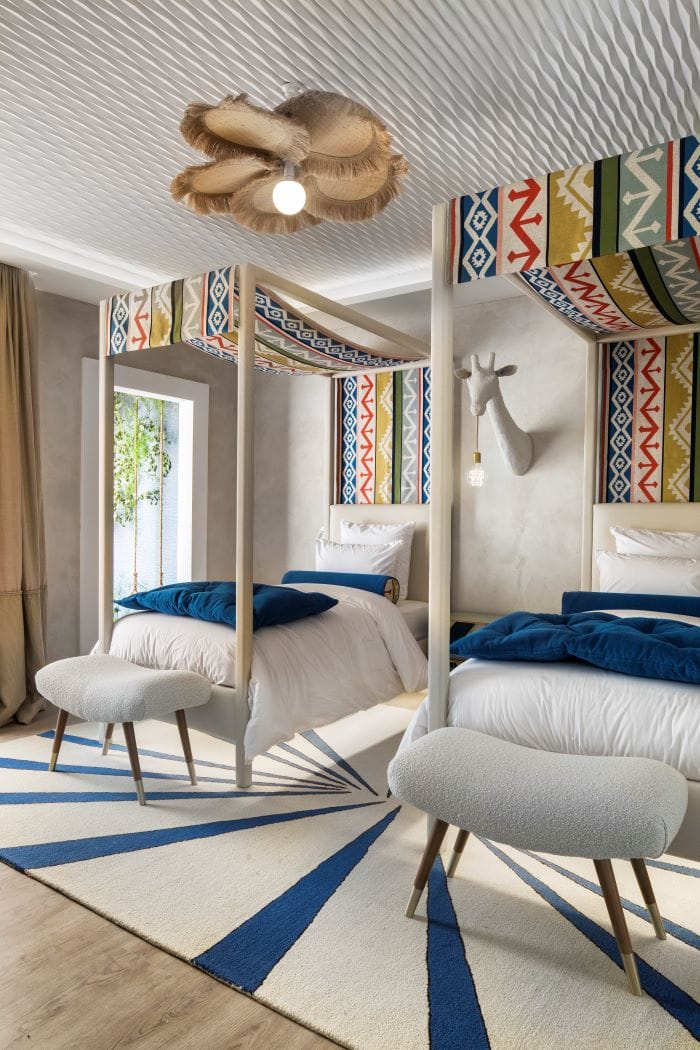 Dormitorio con dos camas en Casa Decor 2021