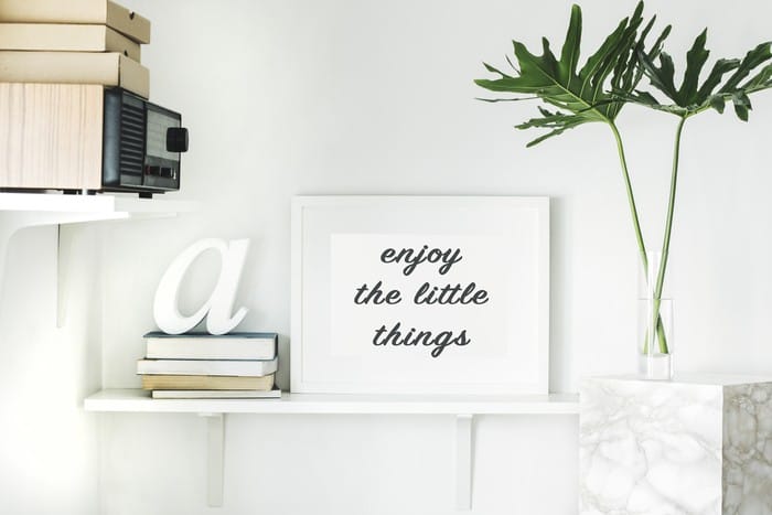 frase motivacional en un marco "Enjoy the little things"