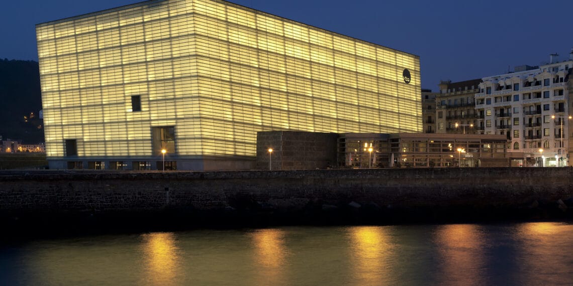 Descubre quién es Rafael Moneo, su filosofía de arquitectura contextual y cómo revolucionó la forma de entender la relación entre los edificios y la historia. Análisis completo de su obra y legado.