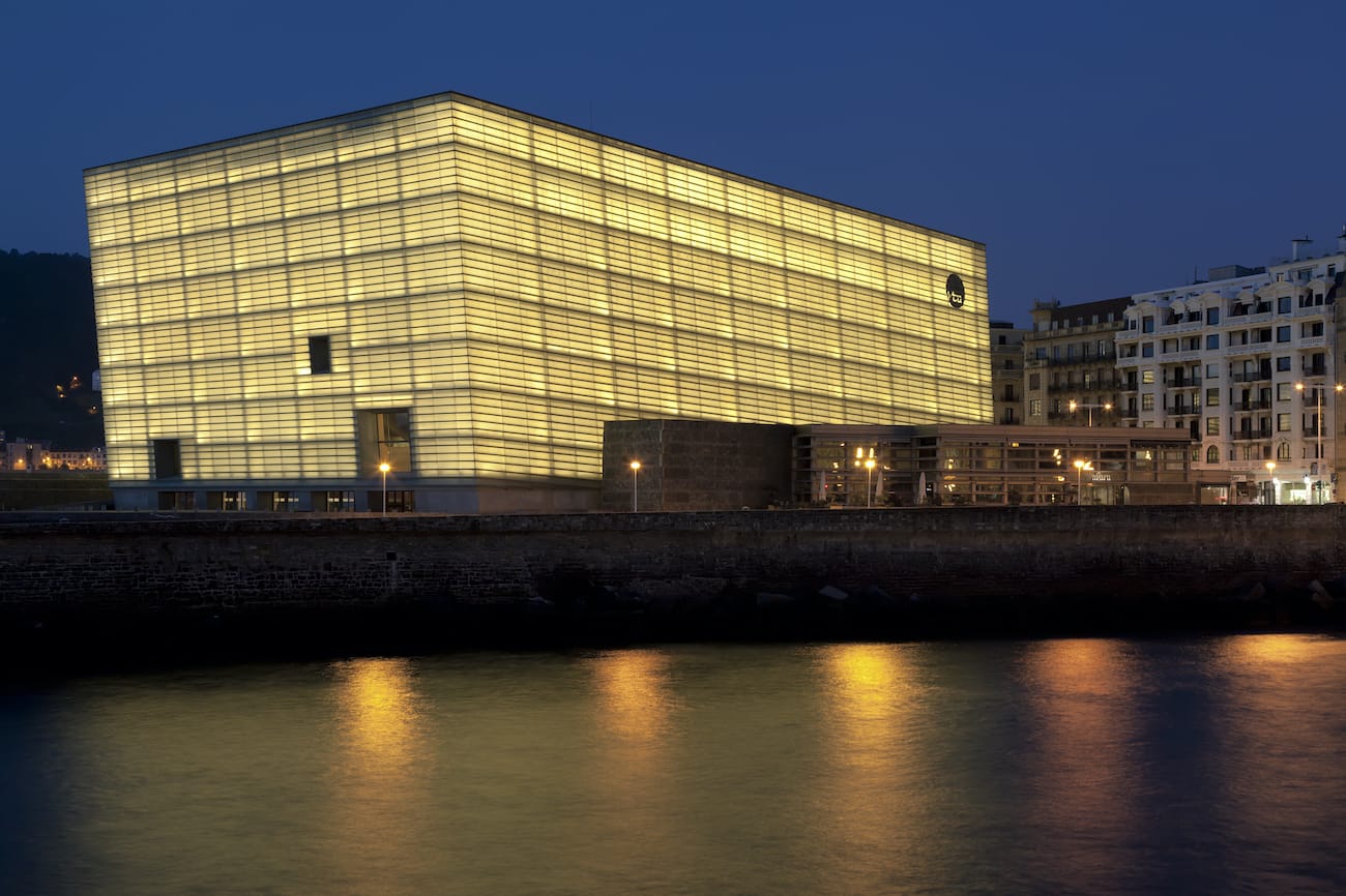 Descubre quién es Rafael Moneo, su filosofía de arquitectura contextual y cómo revolucionó la forma de entender la relación entre los edificios y la historia. Análisis completo de su obra y legado.