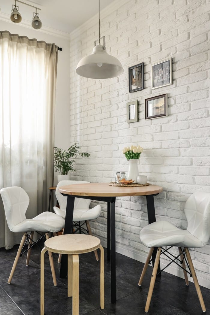 comedor pequeño tonos claros con mesa redonda