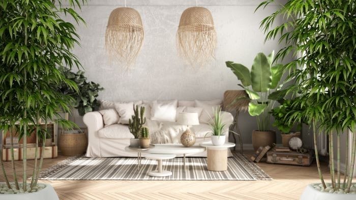 Espacio interior de salón con decoración en Bali