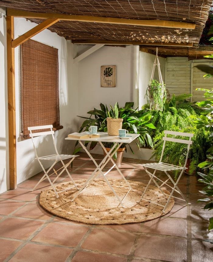Espacio exterior de terraza con mesa y sillas para el verano