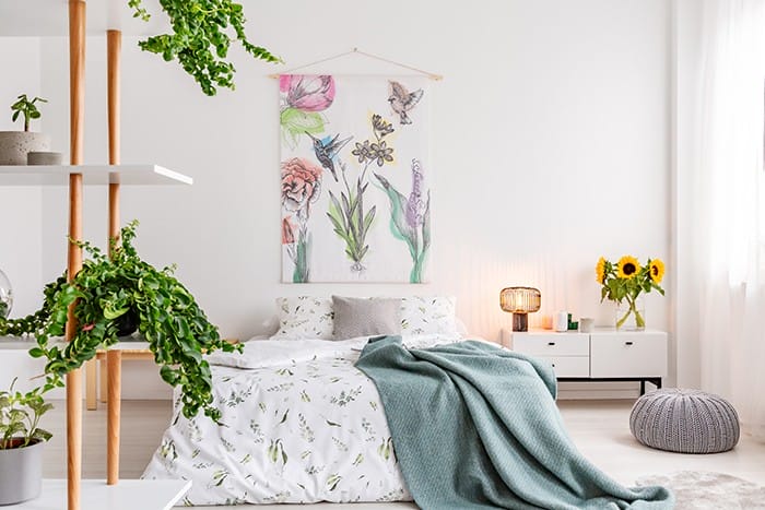 dormitorio con plantas