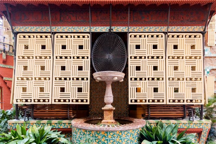 Fachada-con-fuente-en-Casa-Vicens