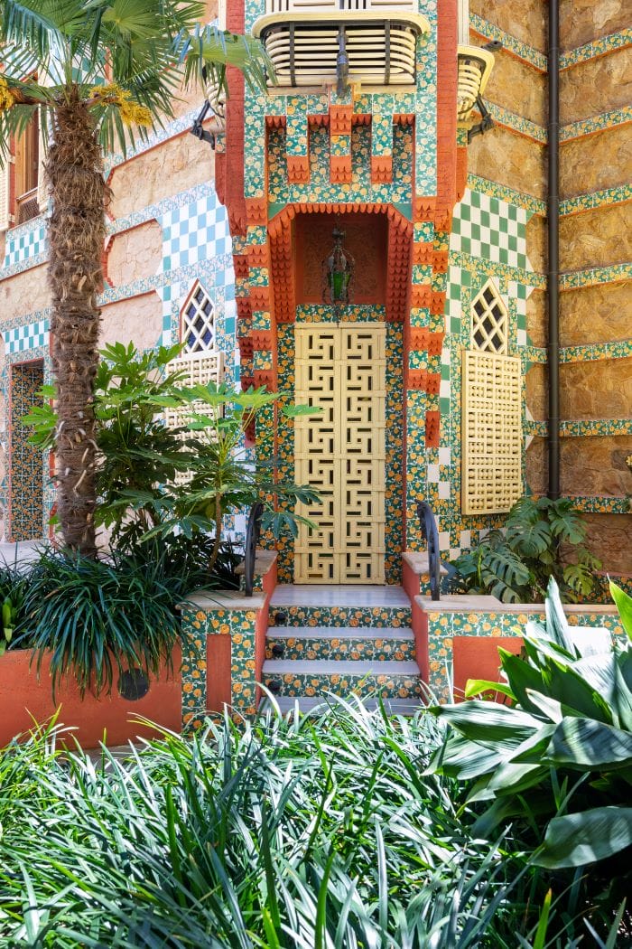 Puerta de la Casa Vicens muy ornamentada