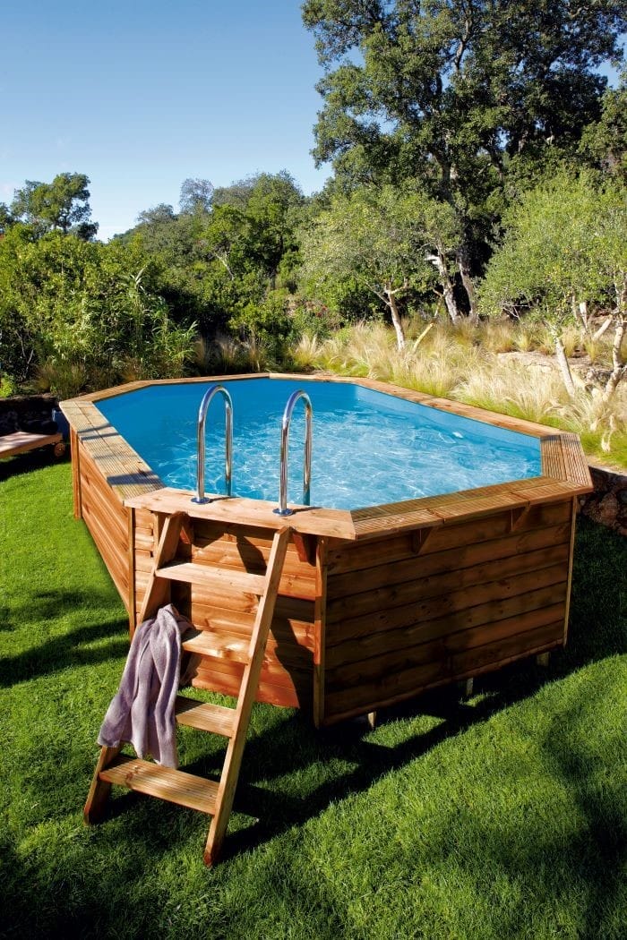 Piscina elevada con escalera
