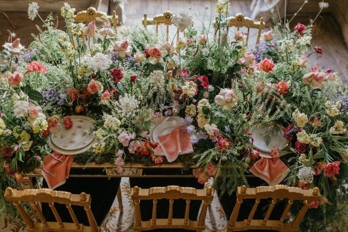 Mesa con decoración con flores para una boda