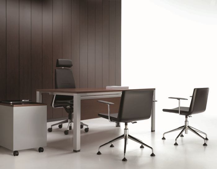 oficina-con-sillas-de-diseno