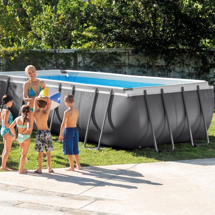 piscina elevada en un jardín