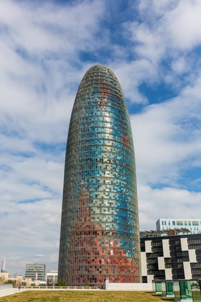 rascacielos ovalado cristal