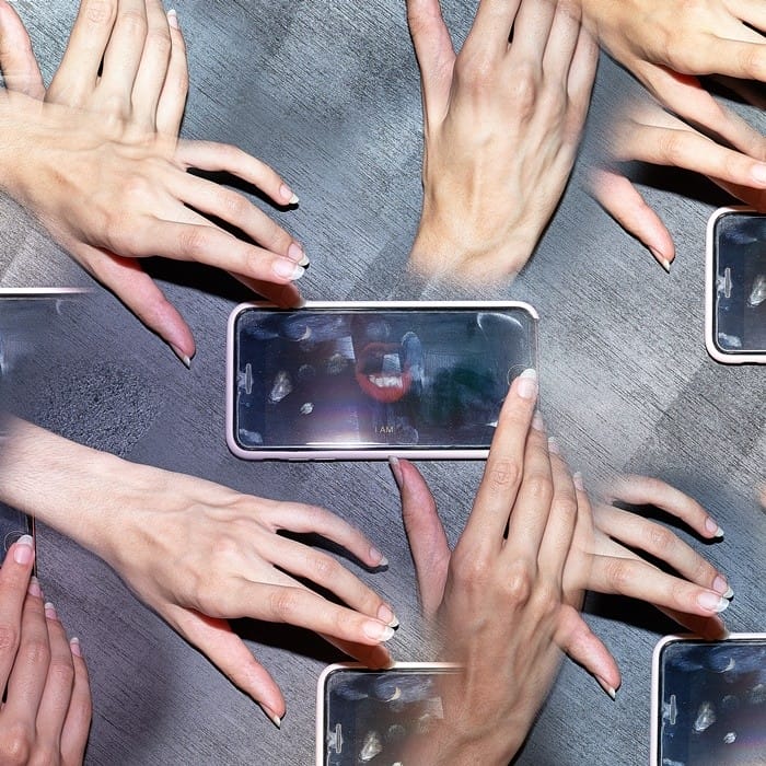 manos ilustracion smartphone montaje