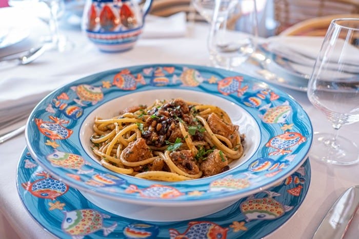 plato pasta mesa puesta