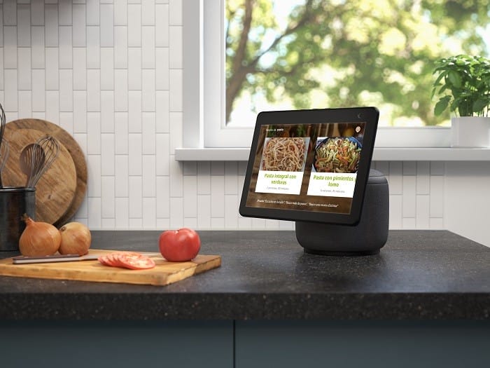 Dispositivo-Amazon-Echo-Show-10-en-la-cocina