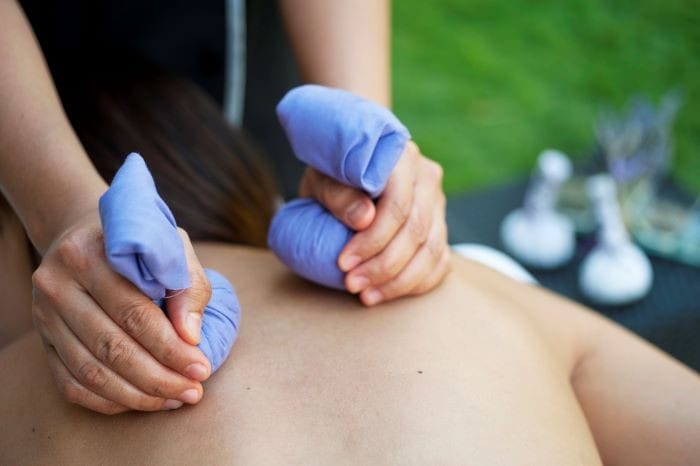 Masaje con pindas hechas a mano en Hotel Spa Niwa