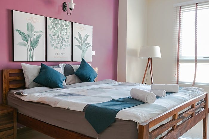 dormitorio pared lila