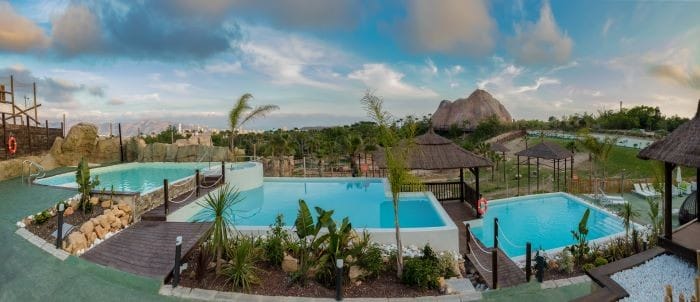 Impresionante-resort-con-varias-piscinas-para-vacaciones