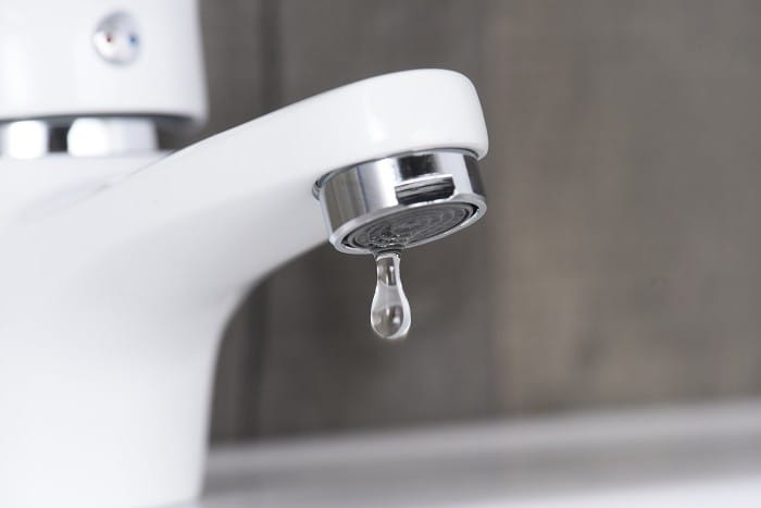 Grifo blanco de Leroy Merlin con una gota de agua