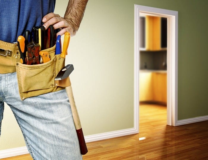 Trabajador-con-herramientas-para-arreglar-un-hogar