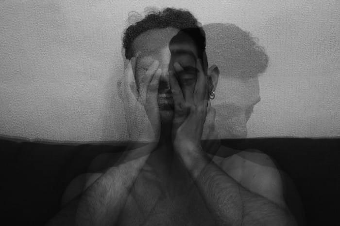 hombre confusion escala grises