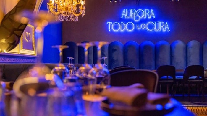 mesa puesta rotulo neon