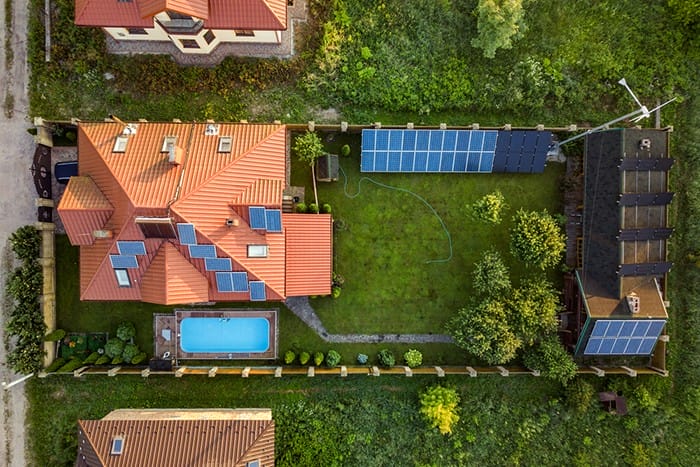 vista aerea area residencial con placas solares