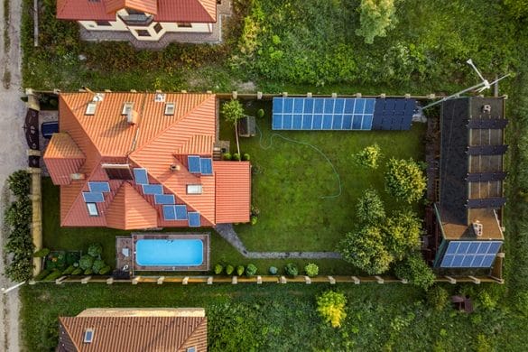 vista aerea area residencial con placas solares
