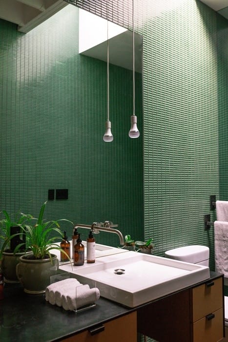 lavabo espejo pared azulejos verde